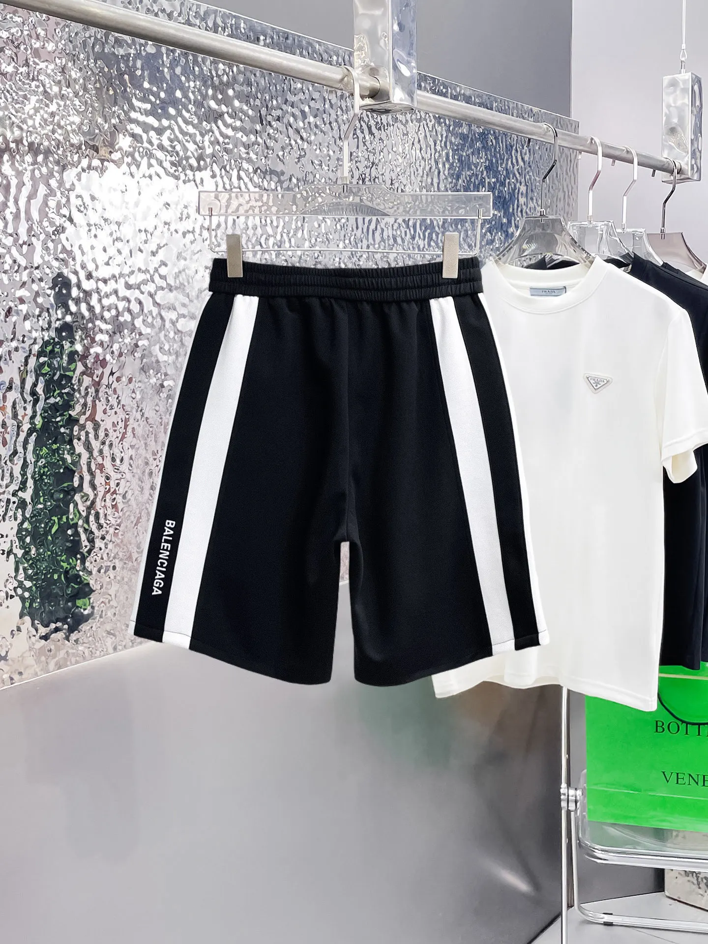 Balenciaga's three-standard complete 2026 summer New Arrival men's casual shorts, advanced custom-made Breathable fabric, Breathable fabric, extremely stretchy and comfortable, impeccable details, top-grade accessories, original logo design concept, delicate and soft feel! The upper body fit is awesome! Size: M-XXXL Please state your height and weight when ordering